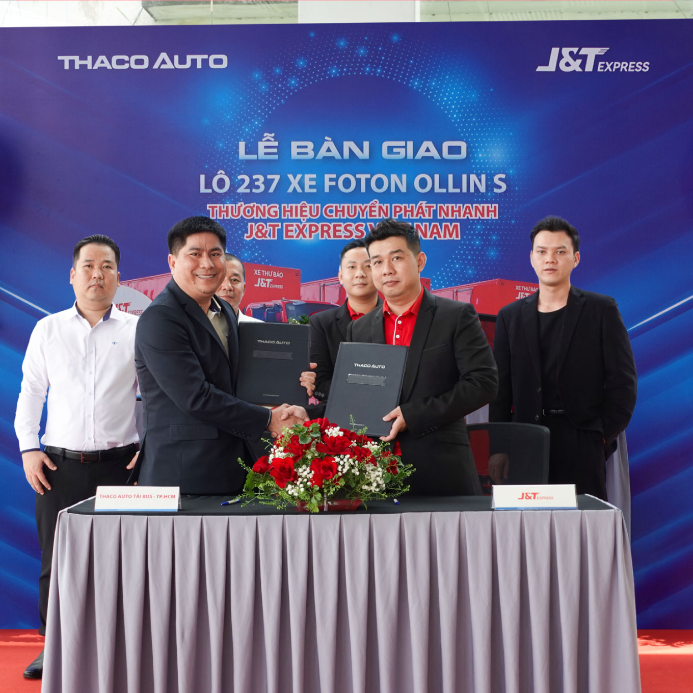 Đại diện THACO AUTO (bên trái) và đại diện J&T Express tại lễ bàn giao